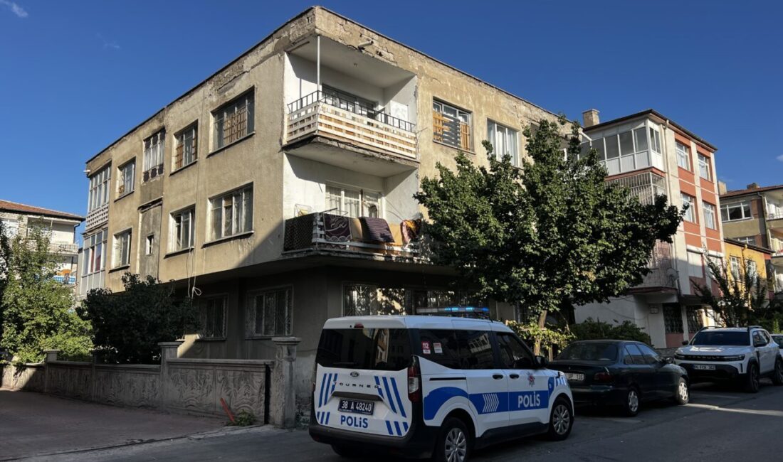 Furkan KAVUKLU/KAYSERİ, – KAYSERİ’de 1’inci kattaki evlerinin balkonundan düşen Suriye