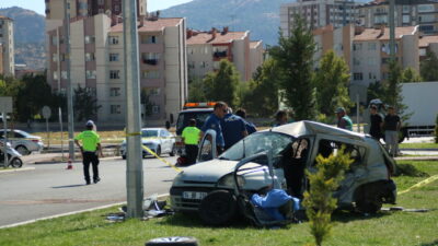 Furkan KAVUKLU/KAYSERİ, – KAYSERİ’de iki otomobilin çarpıştığı kazada 2 kişi