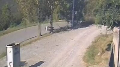 Serhat YILMAZ/FERİZLİ (Sakarya), – SAKARYA’nın Ferizli ilçesinde devrilen motosikletin sürücüsü
