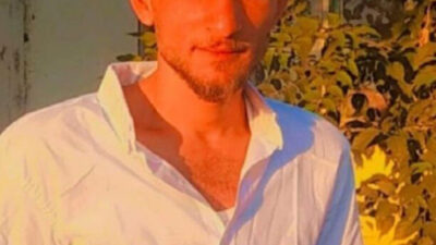 Ünsal YÜCEL/ EDİRNE, – EDİRNE’nin Uzunköprü ilçesinde, kestiği ağacın altında