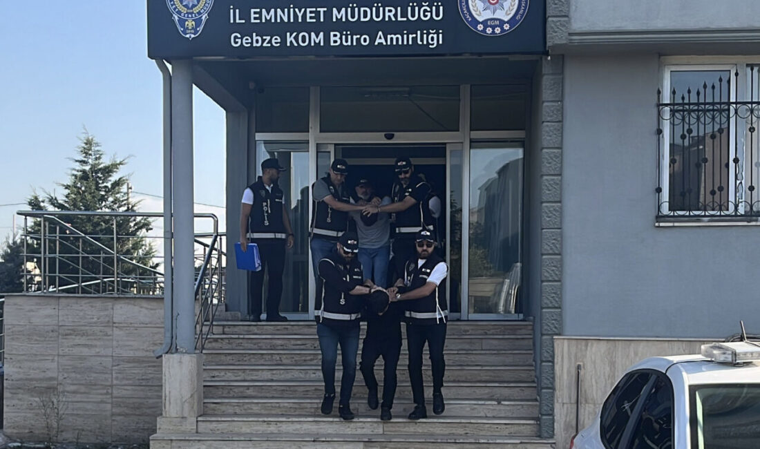 Erol POLAT/ÇAYIROVA (Kocaeli), – KOCAELİ’nin Çayırova ilçesinde, bir binanın önüne
