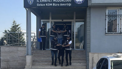 Erol POLAT/ÇAYIROVA (Kocaeli), – KOCAELİ’nin Çayırova ilçesinde, bir binanın önüne