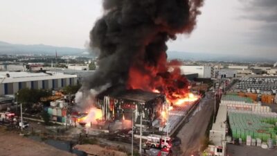 Kocaeli’nin Başiskele ilçesinde, bir firmanın lojistik deposunda çıkan yangına itfieyenin