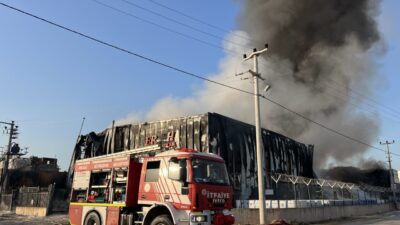 KONTROL ALTINA ALINDI Kocaeli’nin Başiskele ilçesinde lojistik deposunda çıkan yangın