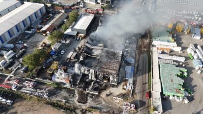 DRONLA GÖRÜNTÜLENDİ Kocaeli’nin Başiskele ilçesinde lojistik deposunda çıkan ve yaklaşık