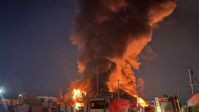 Ardacan UZUN/BAŞİSKELE(Kocaeli), – KOCAELİ’nin Başiskele ilçesinde lojistik deposunda yangın çıktı.