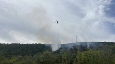 SOĞUTMA ÇALIŞMASI SÜRÜYOR Kocaeli’nin İzmit ilçesinde çıkan orman yangını; itfaiye,