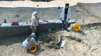 Engin ÖZMEN-Batuhan KILIÇ/ESKİŞEHİR, – ESKİŞEHİR’in Seyitgazi ilçesinde süren Küllüoba arkeolojik