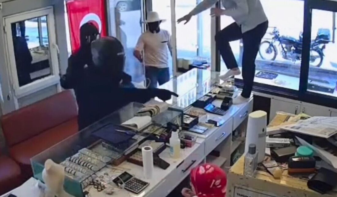Ufuk AKTUĞ/PAYAS (Hatay), – HATAY’ın Payas ilçesinde silahla kuyumcu dükkanına