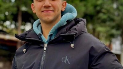 Kadir ÖZEN/İZMİR, – İZMİR’in Buca ilçesinde, kaldırımda beklerken otomobilden açılan