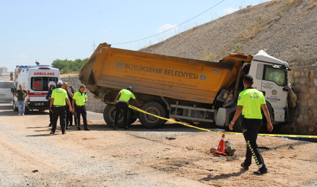 Recep BAĞDAT/MALATYA, – MALATYA’da lastiği patlayan hafriyat kamyonu istinaf duvarına