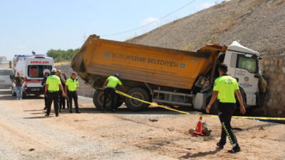 Recep BAĞDAT/MALATYA, – MALATYA’da lastiği patlayan hafriyat kamyonu istinaf duvarına