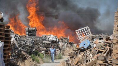 AZOT TANKI PATLADI, ALEVLER PALET FABRİKASINA SIÇRADI Manisa’nın Yunusemre ilçesindeki