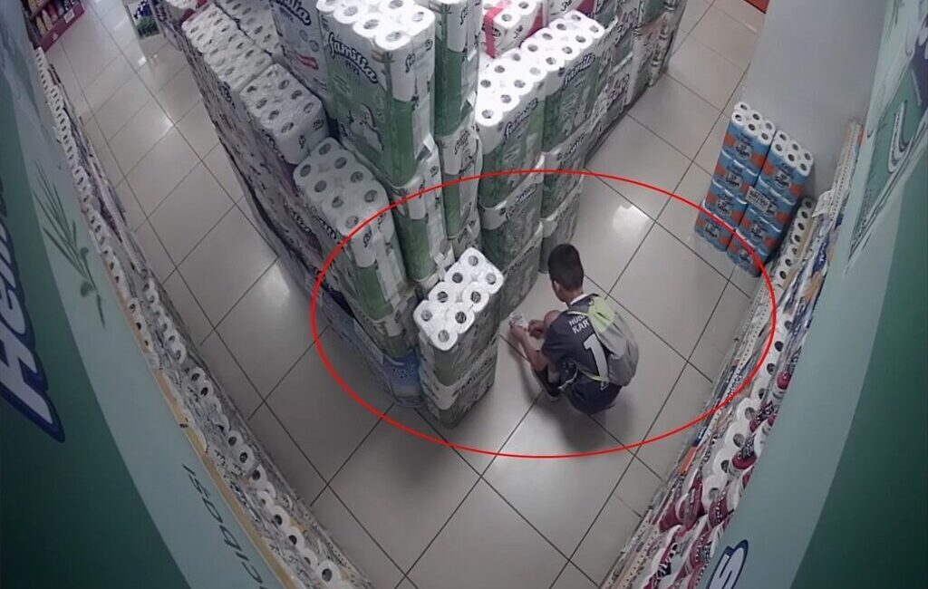 Yiğithan HÜYÜK/BURSA, – BURSA’da zincir market şubesinde raftaki etiketi kopartıp