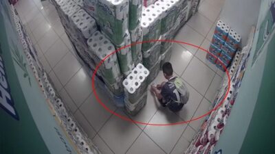 Yiğithan HÜYÜK/BURSA, – BURSA’da zincir market şubesinde raftaki etiketi kopartıp