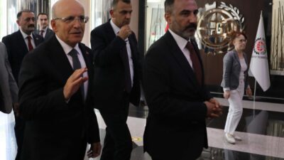 İŞ DÜNYASI İLE BULUŞMA TOPLANTISINA KATILDI Hazine ve Maliye Bakanı