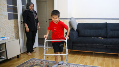 Semih ERSÖZLER/ANTALYA, – ANTALYA’da hastalığı nedeniyle yürüyemeyen, konuşamayan, tek başına