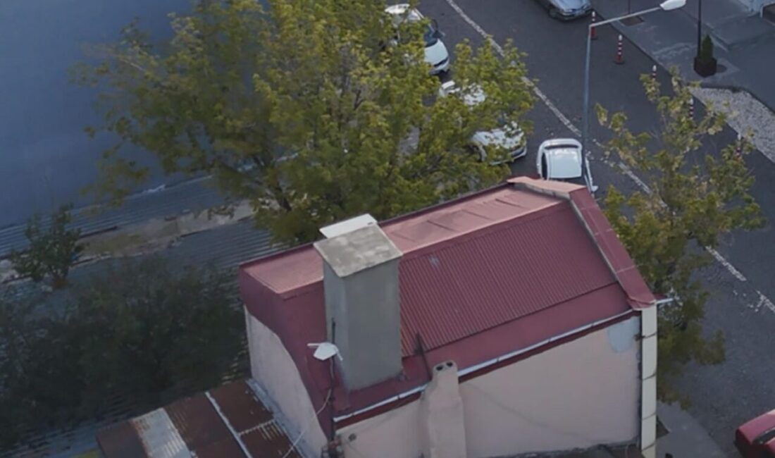 Volkan KARABAĞ/KARS, -KARS’ta işletmeci Tayfun Kaya, kapatmak istediği kafenin bahçesindeki