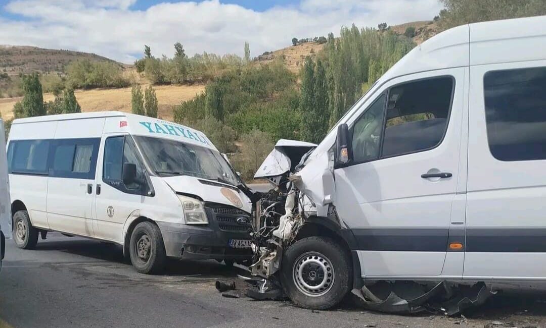 Hacı Baba LALE/YAHYALI, (Kayseri), – KAYSERİ’nin Yahyalı ilçesinde, 2 minibüsün