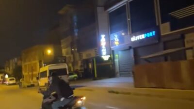 Yiğithan HÜYÜK/BURSA, – BURSA’da, bir sürücünün motosikletiyle drift atarak ilerlediği