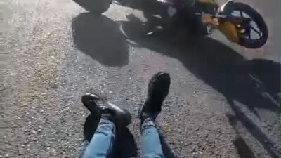 Akif ÖZALP/SİİRT, -SİİRT’te motosiklet sürücüsünün direksiyon kontrolünü kaybedip yola savrulduğu