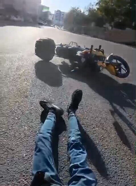 Akif ÖZALP/SİİRT, -SİİRT’te motosiklet sürücüsünün direksiyon kontrolünü kaybedip yola savrulduğu