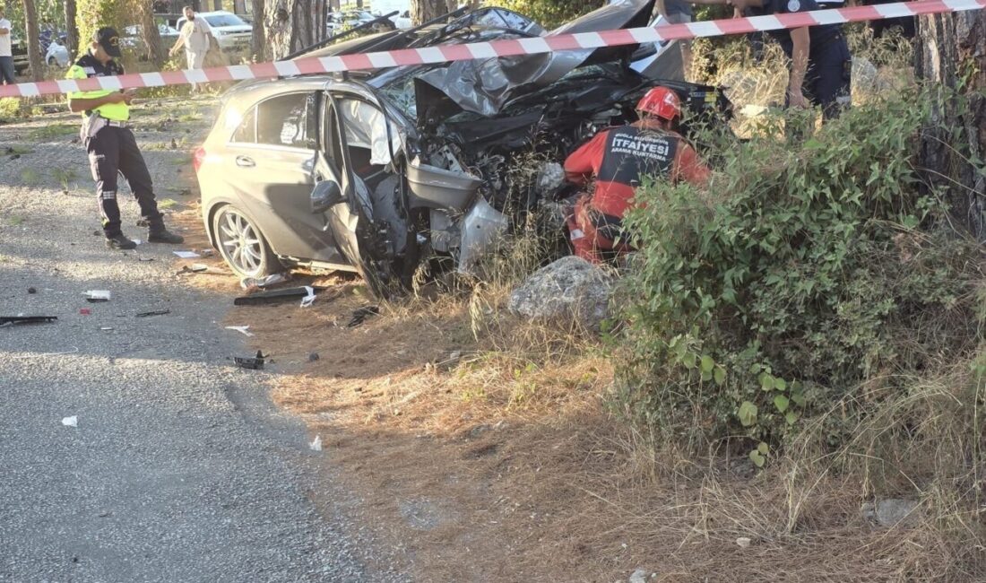 Cavit AKGÜN/ MUĞLA, – MUĞLA’da kontrolden çıkarak ağaca çarpan otomobilin
