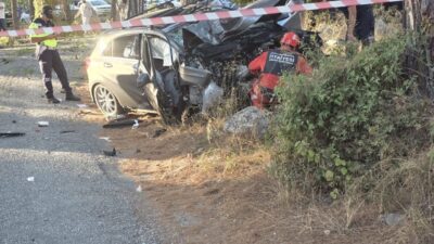 Cavit AKGÜN/ MUĞLA, – MUĞLA’da kontrolden çıkarak ağaca çarpan otomobilin