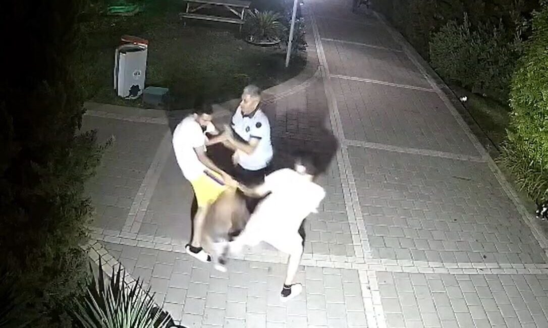 Yusuf YILDIZ/ ADANA, – ADANA’da Hasan B., oturdukları sitenin bahçesinde