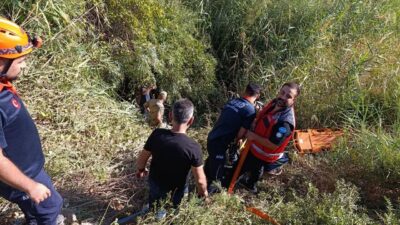 Akif ÖZALP/SİİRT, – SİİRT’te okula giden öğretmenlerin bulunduğu otomobil dereye