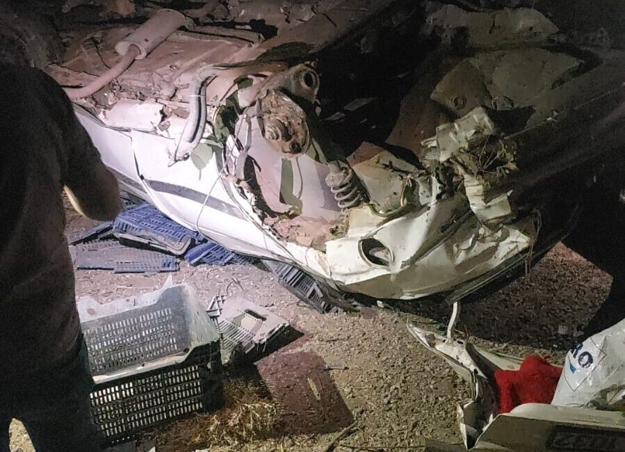 Metin DEĞİRMENCİ/YEŞİLHİSAR (Kayseri), – KAYSERİ’nin Yeşilhisar ilçesinde otomobilin refüje çarpıp
