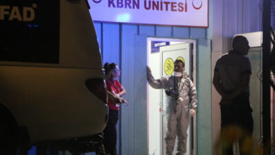 Zübeyde ÖZMEN/BOLU, – BOLU’da, otomobilin yakıt deposundaki kimyasal maddeden sızan