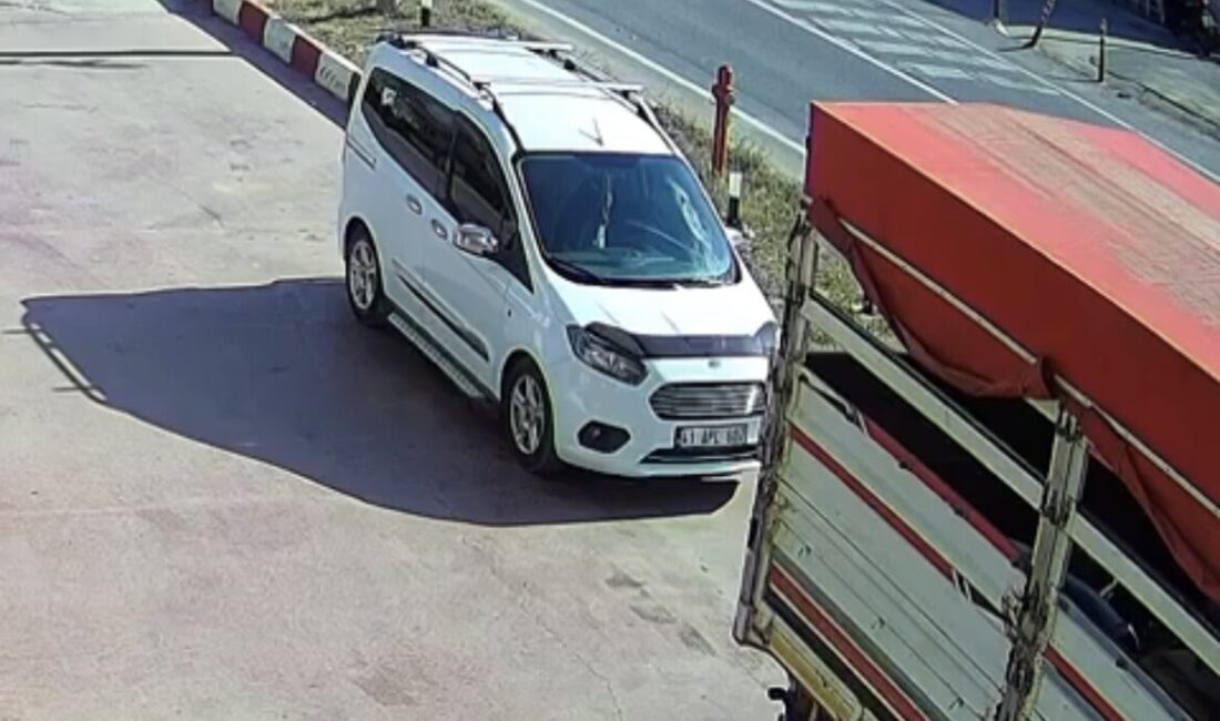 Ardacan UZUN/KANDIRA (Kocaeli), – KOCAELİ’nin Kandıra ilçesinde otomobilin yolun karşısına