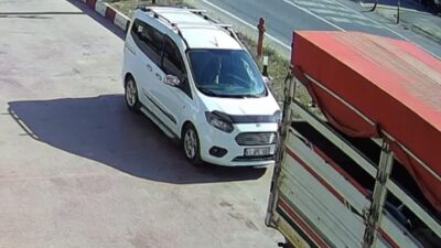 Ardacan UZUN/KANDIRA (Kocaeli), – KOCAELİ’nin Kandıra ilçesinde otomobilin yolun karşısına