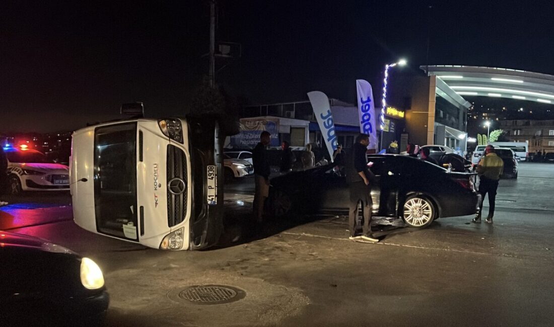 Erol POLAT/ GEBZE(Kocaeli), – KOCAELİ’nin Gebze ilçesinde otomobil ile çarpışan