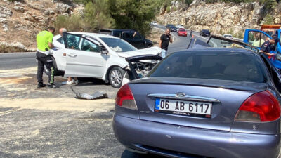 Adem ÇETİN/AKSEKİ (Antalya), – ANTALYA’nın Akseki ilçesi yakınlarında iki otomobilin