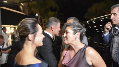 TUGAY AİLESİNİN DÜĞÜNÜNE KATILDI CHP Genel Başkanı Özgür Özel, Manisa’daki