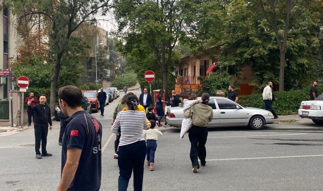 Nisa MİĞAL-Muhammet BAYRAM/ANKARA, – ANKARA’da restoranın çatısında çıkan yangın itfaiye