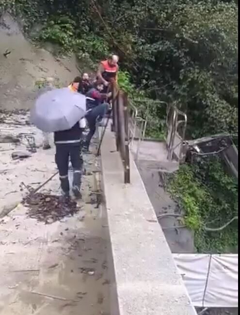 TÜNEL İNŞAATINDA MAHSUR KALAN İŞÇİLERİ KURTARMA KAMERADA Rize’de sağanak nedeniyle