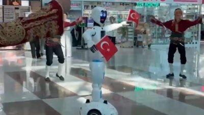 İbrahim YILDIZ/ANKARA, – ANKARA Esenboğa Havalimanı’nda yolcu refakat robotunun, geleneksel