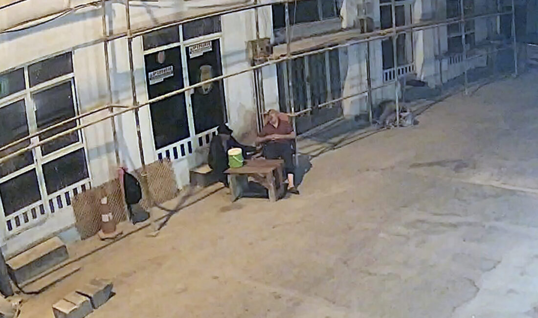 Anıl ATAR-Yaşar SERİNTÜRK/ADANA, – ADANA’da sokakta yürüyen Ömer Kumak (55),