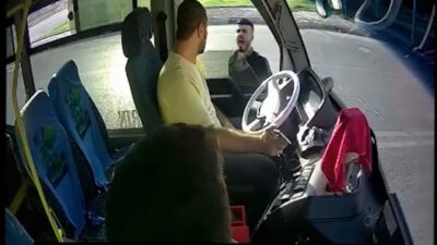 Ali LEYLAK/ŞANLIURFA, – ŞANLIURFA’da, seyir halindeki halk otobüsünün önünü otomobille