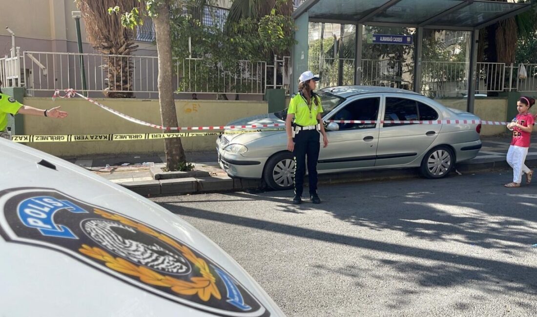 Ali LEYLAK/ŞANLIURFA, – ŞANLIURFA’da, sürücüsünün kontrolünü yitirdiği otomobil, otobüs durağında