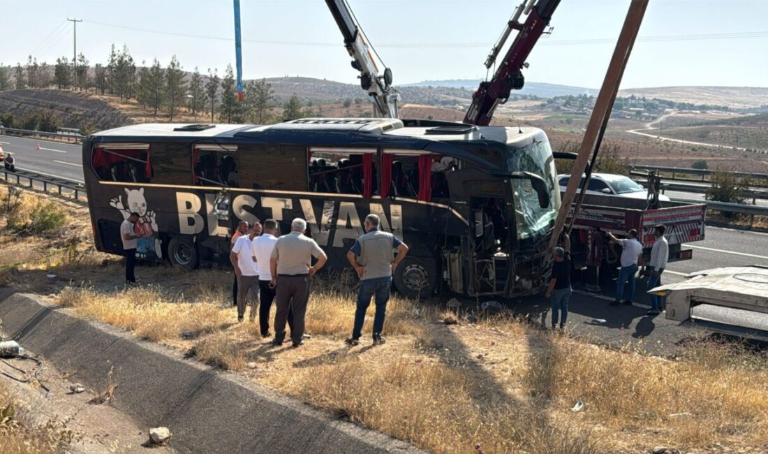 Ali LEYLAK-Ömer ŞULUL/ŞANLIURFA, – ŞANLIURFA’da, şarampole devrilen yolcu otobüsündeki 27