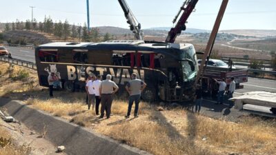 Ali LEYLAK-Ömer ŞULUL/ŞANLIURFA, – ŞANLIURFA’da, şarampole devrilen yolcu otobüsündeki 27