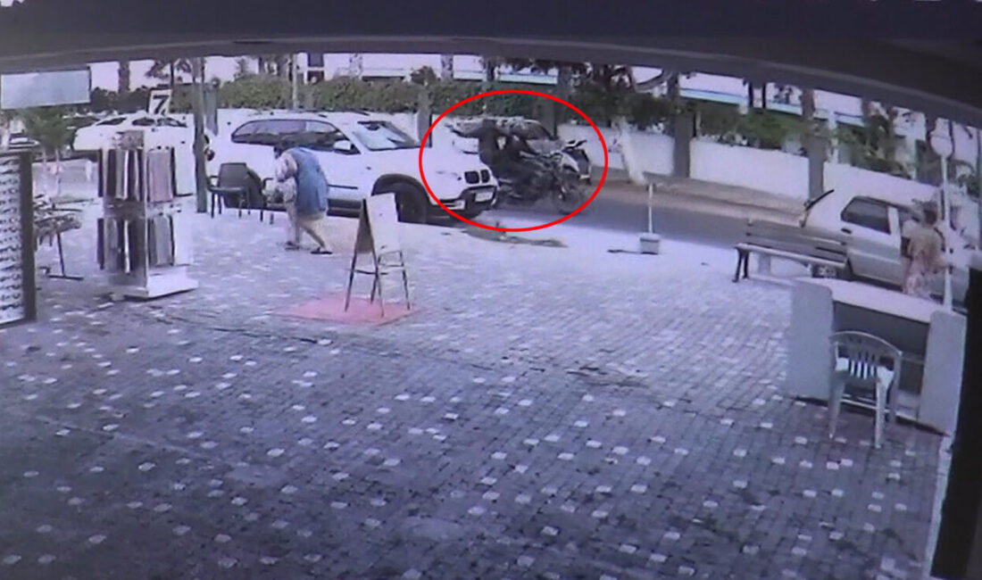 Ömer KARÇA/MANAVGAT (Antalya), – ANTALYA’nın Manavgat ilçesinde işlettikleri mağazanın önünde