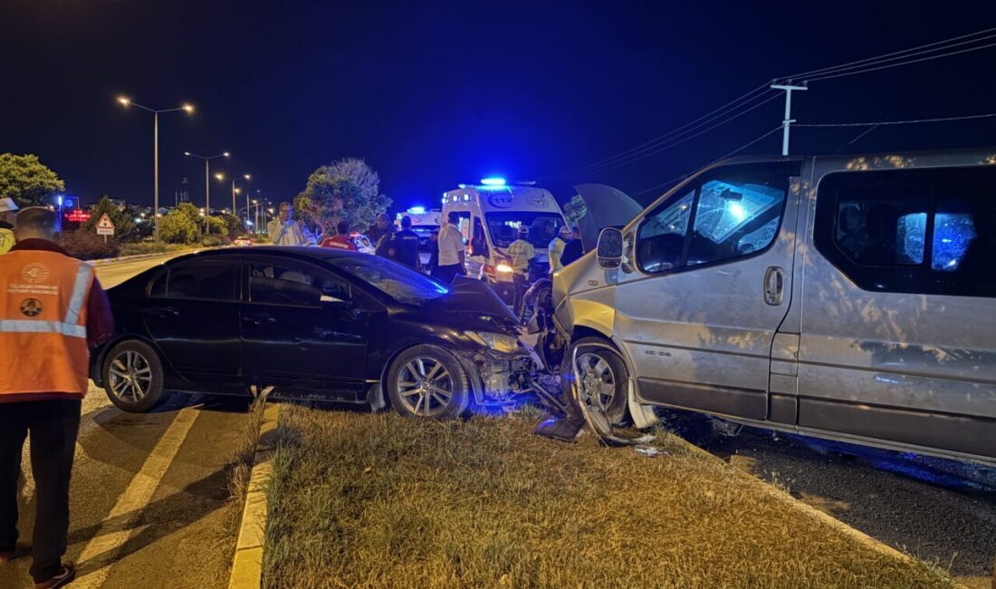 Hüsnü Ümit AVCI/ SİVAS, – SİVAS’ta minibüs ile otomobilin çarpıştığı