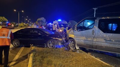 Hüsnü Ümit AVCI/ SİVAS, – SİVAS’ta minibüs ile otomobilin çarpıştığı