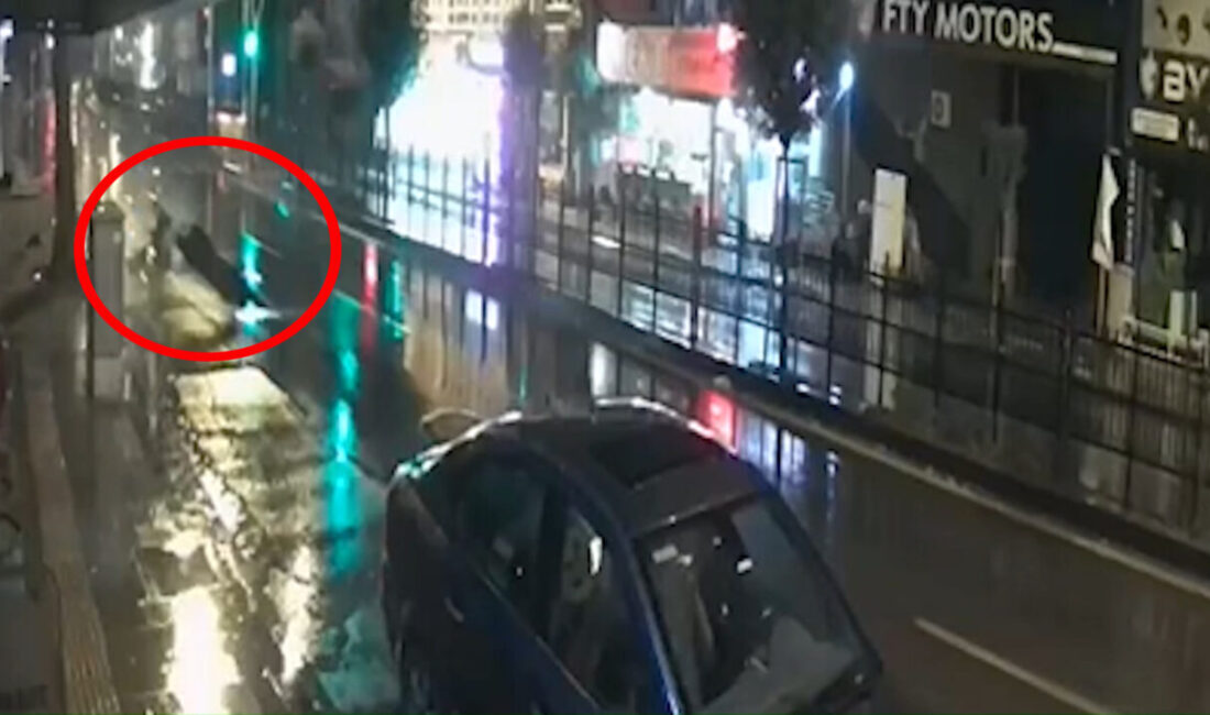 Serhat YILMAZ/ADAPAZARI (Sakarya), – SAKARYA’nın Adapazarı ilçesinde yağmur nedeniyle kayganlaşan