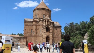 Behçet DALMAZ-Orhan AŞAN/VAN, – VAN Gölü’ndeki Akdamar Adası’nda bulunan 1100